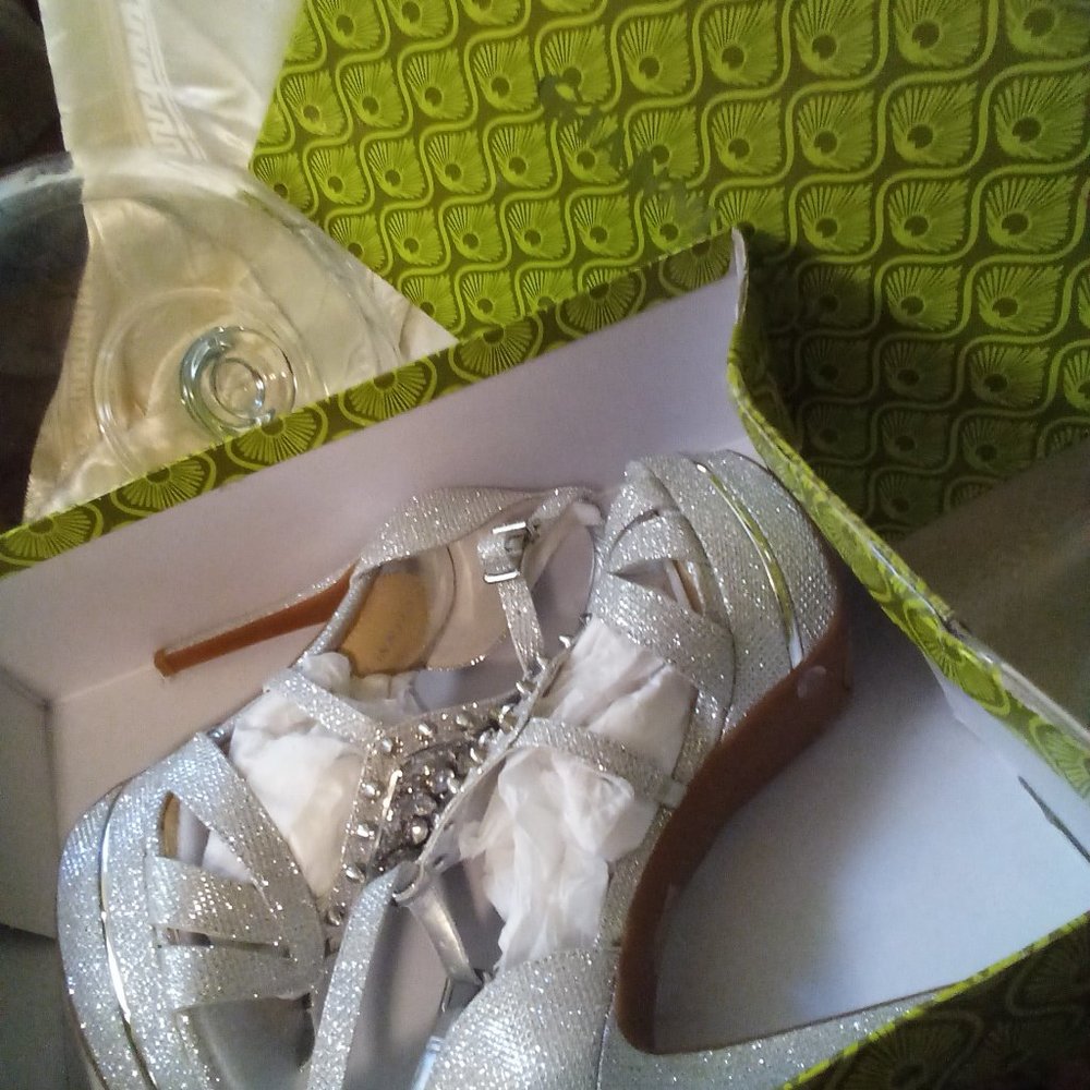 💖Gianni Bini Silver Platform Heels Size:8 BNWT - Picture 2 of 14